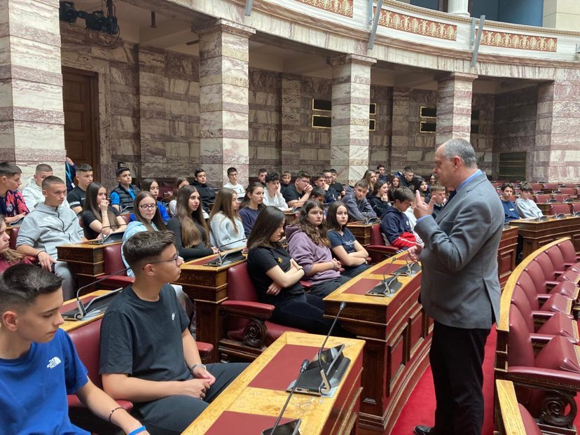 Ο Καπετάνος στη Βουλή με τους μαθητές του Γυμνασίου "Μπακογιάννη"